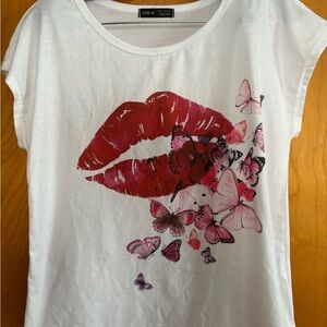SHEIN white t-shirt with lips and butterflies graphics